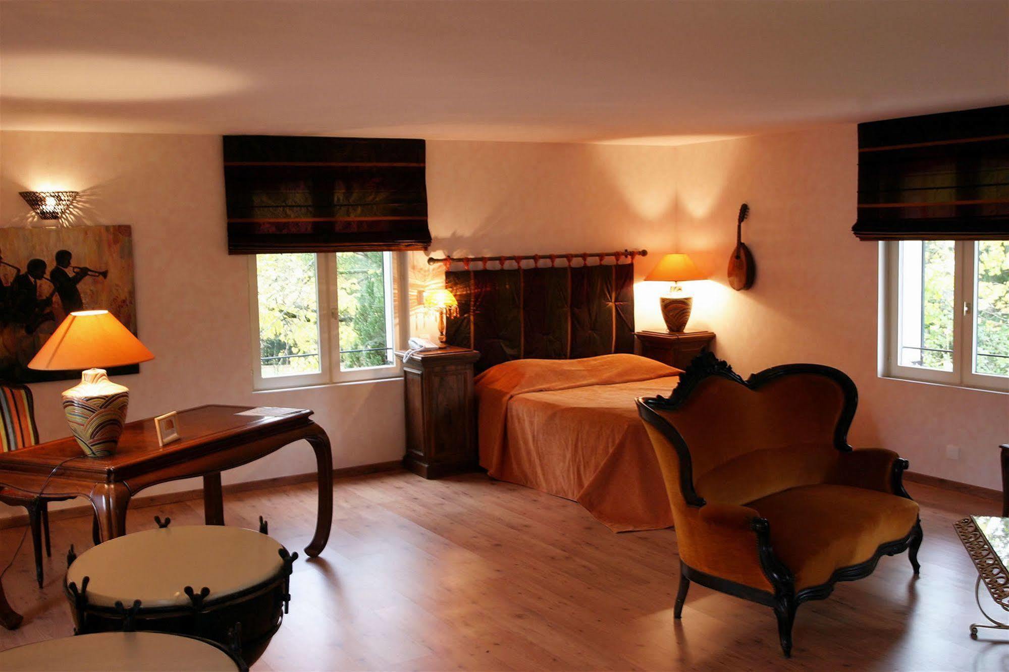 Chateau De La Dame Blanche - Logis Geneuille Luaran gambar